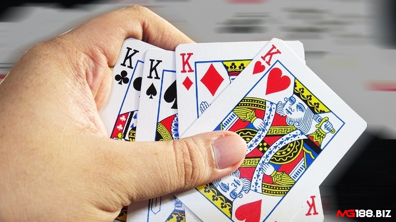 Nếu bài có tứ quý thì thuộc trường hợp đặc biệt thắng mà không cần đánh