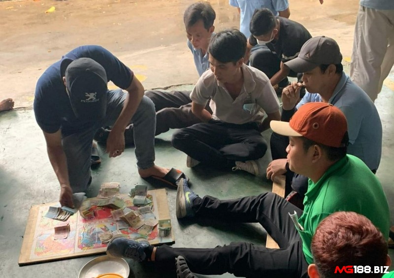 Số người chơi bầu cua khá đông và không bị giới hạn số lượng