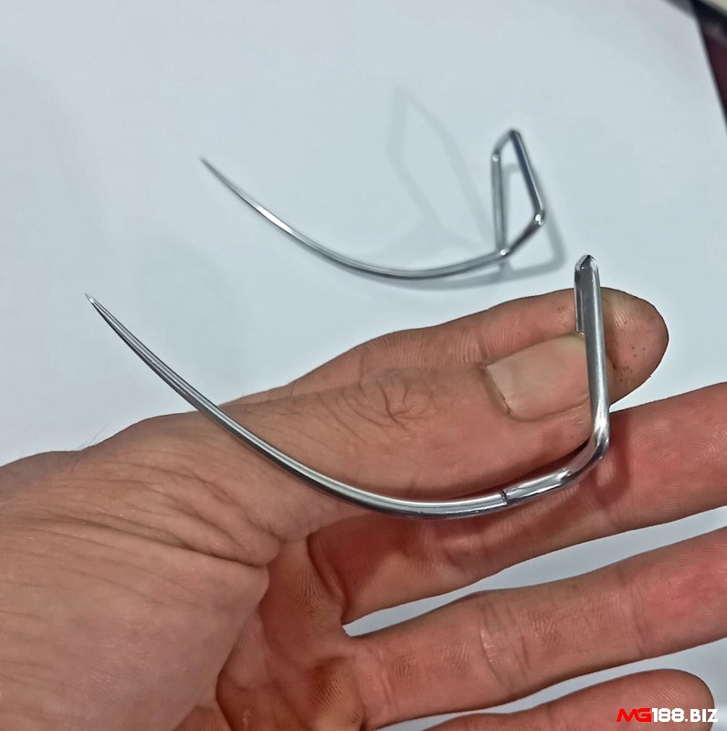 Dùng dầu máy để bôi quanh cựa giúp bảo quản không bị han gỉ