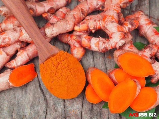 Bột nghệ đỏ có độ bám dính cao hơn bột nghệ vàng
