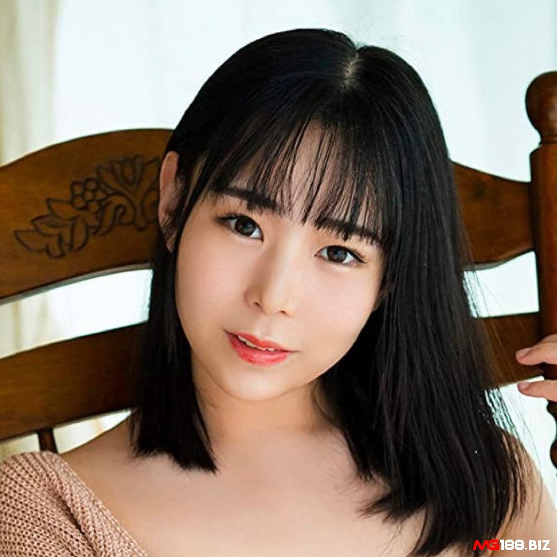 Yuria Yoshine nổi tiếng bởi sở hữu vòng một khủng