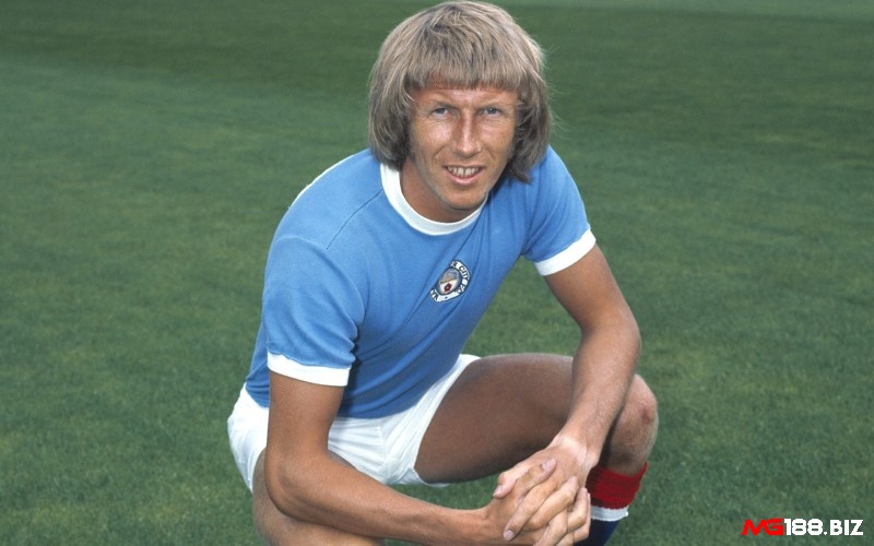Đội hình xuất sắc nhất Manchester City có tiền vệ Colin Bell