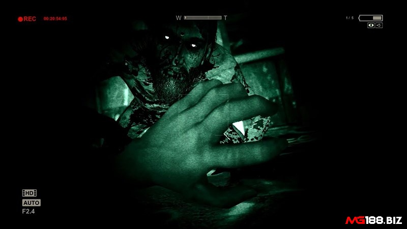 Game Outlast Whistleblower có lối chơi phiêu lưu sinh tồn