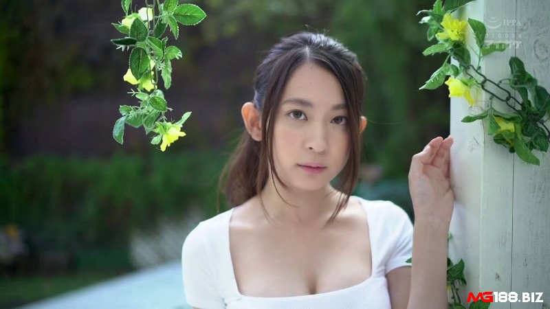Hikari có ngoại hình xinh đẹp và cuốn hút