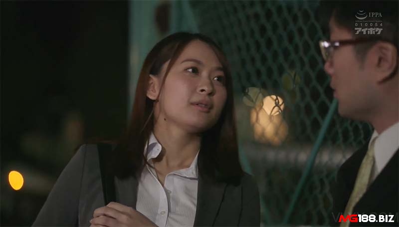 Hikari quyến rũ anh đồng nghiệp may mắn