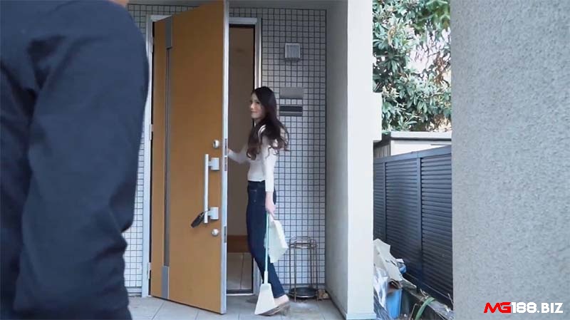 Hinami xinh đẹp với cặp mông quyến rũ