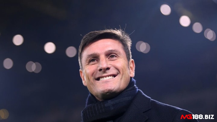 Javier là đội trưởng Inter, anh là hậu vệ trong đội hình xuất sắc nhất Inter Milan