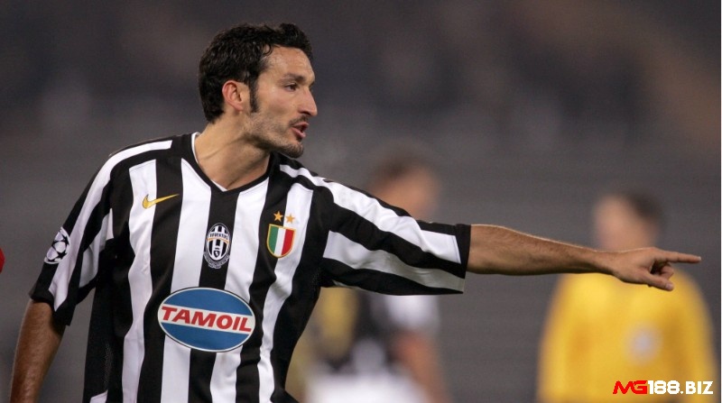 Gianluca Zambrotta là một hậu vệ tài năng với những pha kiến tạo bóng huyền thoại