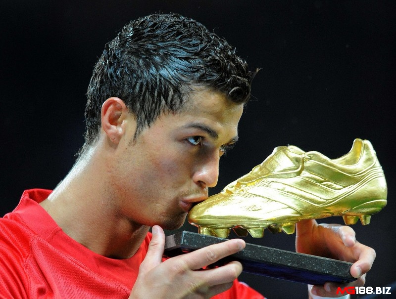 Siêu sao cấp thế giới CR7 cũng nằm trong đội hình xuất sắc nhất Manchester United