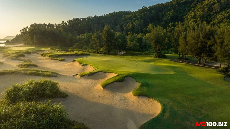 Laguna Golf Lăng Cô nằm bên bờ biển của Laguna Lăng Cô