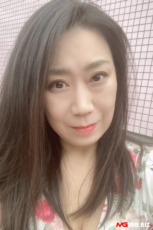 Kaoru bắt đầu sự nghiệp của mình khi đã ngoài 40 tuổi