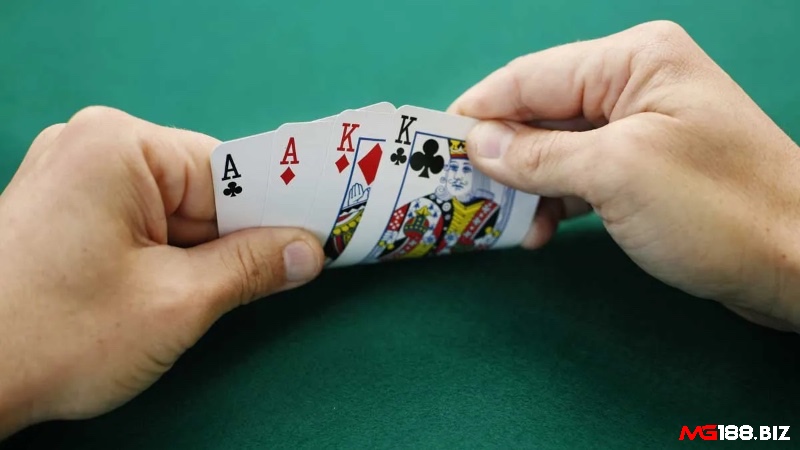 Mỗi anh em Poker Omaha nhận 4 lá bài, dùng đúng 2 lá kết hợp 3 lá chung để tạo bộ bài mạnh nhất, với vị trí dealer và cược blind luân phiên