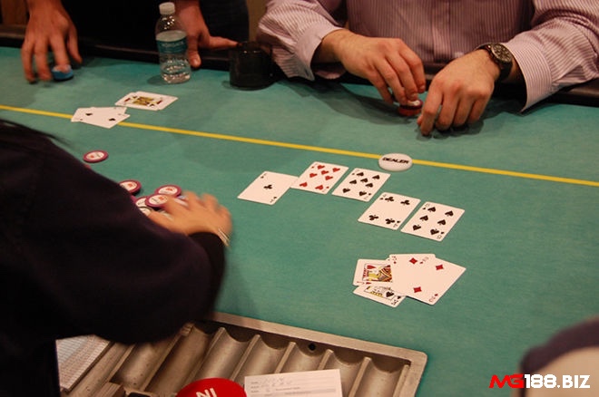 Pot-Limit Omaha (PLO) là biến thể phổ biến, với mức cược tối đa dựa trên kích thước pot, tạo ra nhiều cơ hội thắng lớn và đòi hỏi kỹ năng tính toán xác suất chính xác