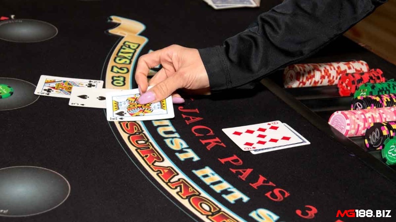 Blackjack tự nhiên: Át + lá 10 điểm, thắng thưởng 3:2 hoặc hòa nếu nhà cái cũng có