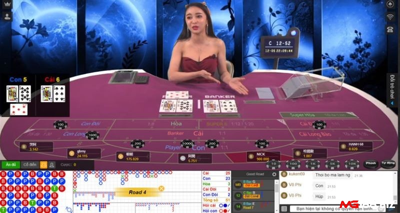 Giao diện Live Baccarat với dealer thật đang chia bài qua livestream, cùng bảng trò chuyện giữa người chơi.