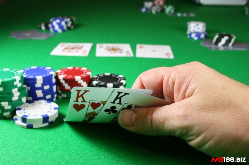 Tỷ lệ lợi thế của nhà cái đối với ba kiểu cược phổ biến trong baccarat đóng vai trò quan trọng trong việc giúp người chơi cân nhắc và đánh giá mức độ rủi ro trước khi đưa ra quyết định đặt cược