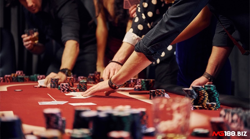 Vị trí ngồi quyết định chiến lược chơi Poker, với lợi thế lớn khi ở vị trí sau và thận trọng khi ở vị trí sớm