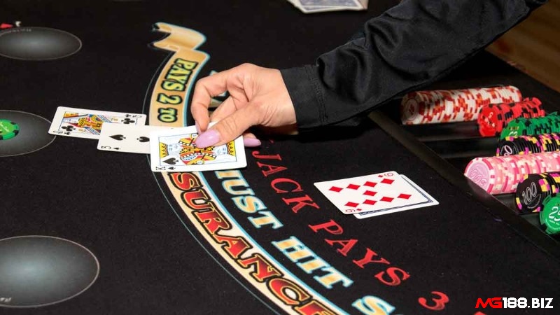 Quyết định bốc thêm bài (Hit) hay dừng lại (Stand) là cốt lõi của chiến thuật blackjack