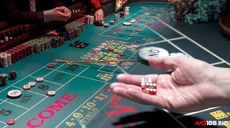 Người ném xúc xắc bắt đầu ván craps với cú ném khai cuộc, kết quả quyết định thắng thua ngay hoặc tạo “Point” để tiếp tục ván chơi