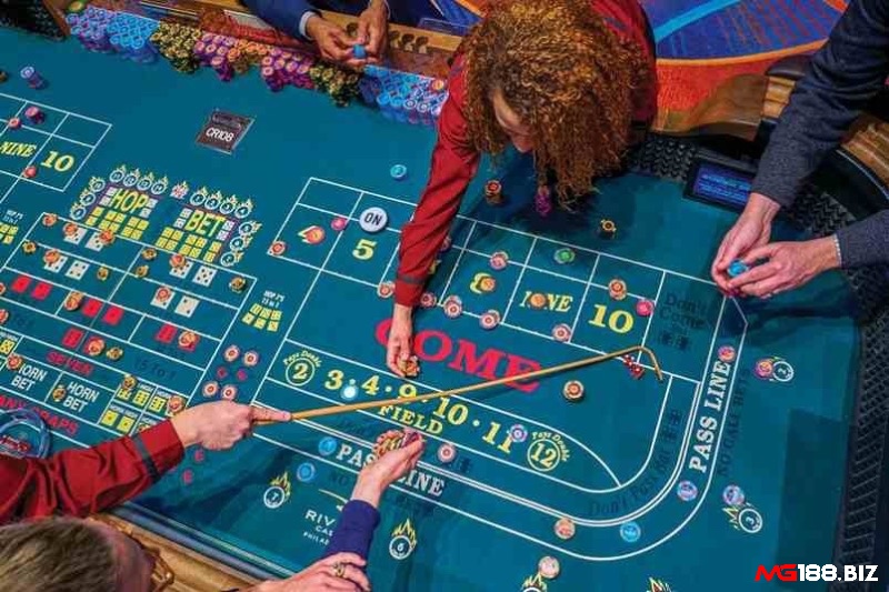 Người chơi craps chọn đặt Pass Line để thắng khi ra 7 hoặc 11, hoặc chọn Don't Pass Line để thắng khi ra 2, 3 hoặc 7 trước “Point”