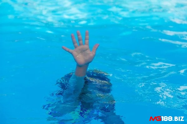 Mơ người quen bị chết đuối ngụ ý bạn nên quan tâm tới người quen