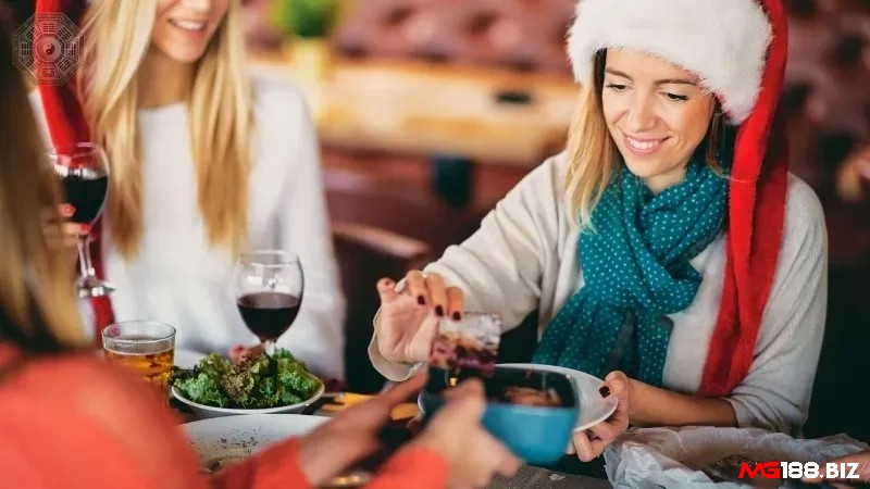 Giấc mơ thấy bạn bè cùng ăn uống và trò chuyện vui vẻ thể hiện cho mong muốn gắn kết các mối liên hệ xã hội của bạn