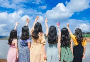 Mơ thấy bạn bè đánh số gì? Giải mã chi tiết và con số may mắn