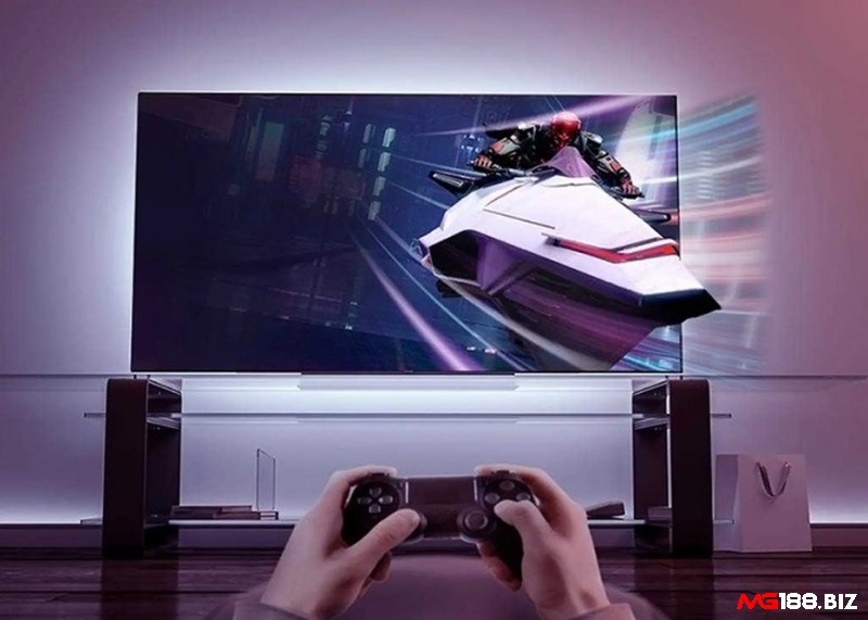 Người dùng chơi game trên Android TV bằng màn hình lớn tại nhà