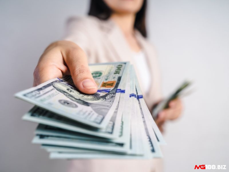 Giấc mơ thấy cho tiền người khác liên quan đến sự chuyển hóa năng lượng bên trong bản thân bạn