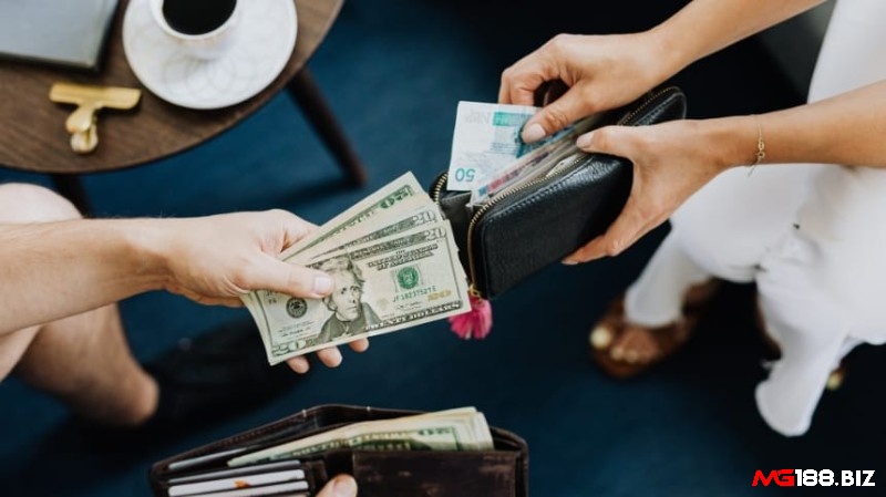 Giải mã giấc mơ thấy cho tiền người khác mang lại cho bạn nhiều con số may mắn liên quan mỗi ngày