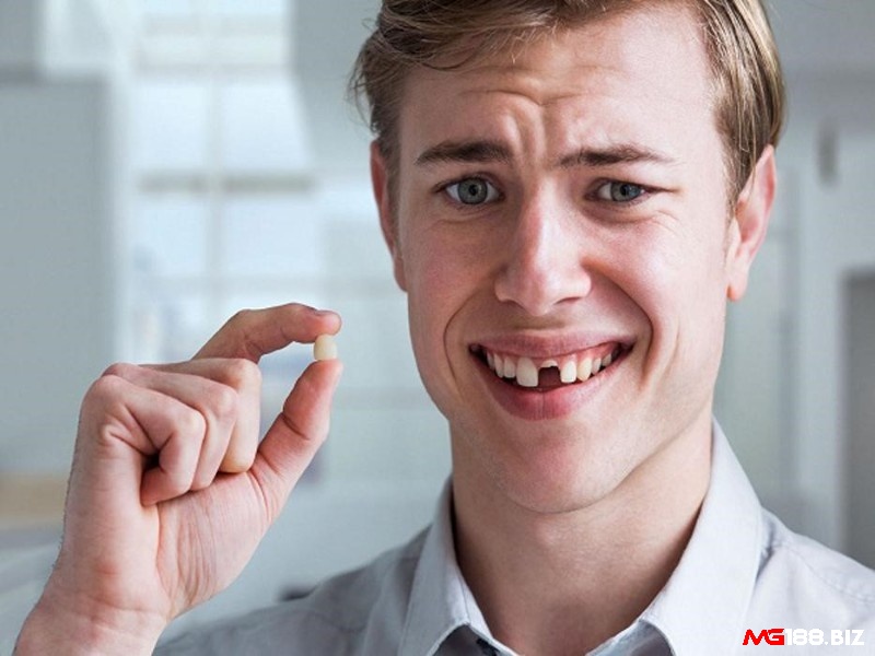 Mơ thấy rụng răng cửa thể hiện cho những lo lắng về việc người khác đánh giá mình